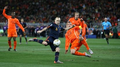 ലോകകപ്പ് നേട്ടം ആഘോഷിക്കാന് ഇനിയേസ്റ്റയുടെ നഗ്നപ്രതിമ; വിവാദമായപ്പോള് തുണിയിടീപ്പിച്ച് തടിതപ്പി