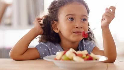 കുട്ടികള്‍ക്ക് 'എന്തെങ്കിലും' കഴിക്കാന്‍ കൊടുക്കല്ലേ; ഇതാ അറിയേണ്ട അഞ്ച് കാര്യങ്ങള്‍...