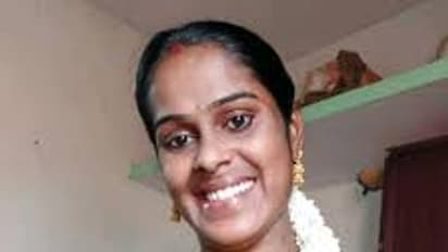 டிக் டாக்கில் அரைகுறை ஆடையில் ஆட்டம் போடும் சூர்யா தற்கொலை முயற்சி..! மருத்துவமனையில் தீவிர சிகிச்சை..!