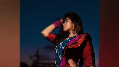 Indhuja : குஷி ஜோதிகா போல் சேலையில் பளீச் என இடுப்பை காட்டி பரவசமூட்டும் இந்துஜா... வைரலாகும் கிளாமர் கிளிக்ஸ்