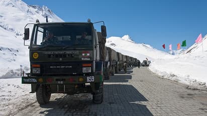 శ్రీనగర్‌లో ఉగ్రవాదుల దాడి: ఇద్దరు జవాన్ల మృతి, మరో ముగ్గురికి గాయాలు