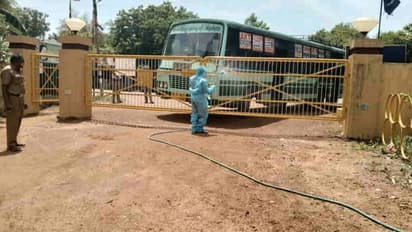 ஓடும் பேருந்தில் சென்ற தம்பதியினருக்கு கொரோனா... அலறியடித்துக் கொண்டு ஓட்டம் பிடித்த சக பயணிகள்..!