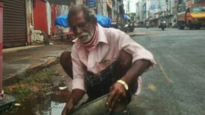 ഉപജീവനത്തിനായി സ്വർണ്ണത്തരികൾ തിരഞ്ഞ് വേണുവിന്റെ ജീവിതം