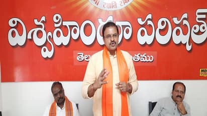 విహెచ్ పీ కార్యాలయంలో జేడీ లక్ష్మినారాయణ: అడుగులు అటు వైపేనా?