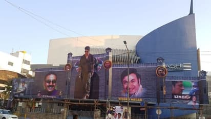 ಬೆಳಕನ್ನೇ ಕಾಣದೆ ಶತದಿನೋತ್ಸವ ಆಚರಿಸುತ್ತಿವೆ ಬೆಳ್ಳಿಪರದೆಗಳು!