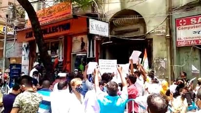 লকডাউনে অর্থের ভাঁড়ারে টান, বউবাজারের স্কুল পুরো ফি চাওয়ায় বিক্ষোভে অভিভাবকরা