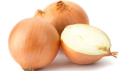 കണ്ണ് നനയ്ക്കാതെ എങ്ങനെ സവാളയുടെ തൊലി കളയാം? ഇതാ ഒരു സൂപ്പർ ഐഡിയ; വീഡിയോ