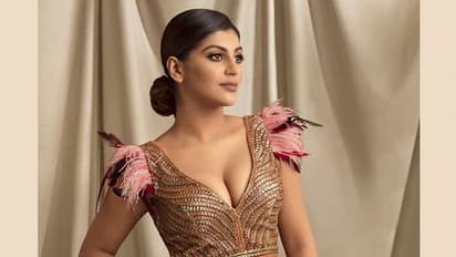 கவர்ச்சியில் யாஷிகா ஆனந்தையே அலேக்காக ஓரங்கட்டிய தங்கை... 18 வயசிலேயே குட்டை உடையில் கொடுத்த கிளாமர் போஸ்கள்!