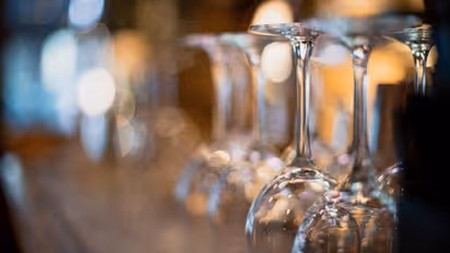 ദുബൈയില് മദ്യത്തിന്റെ 30 ശതമാനം നികുതി എടുത്തുകളഞ്ഞു; മദ്യം ഉപയോഗിക്കാനുള്ള ലൈസന്സിനും ഇനി ഫീസില്ല