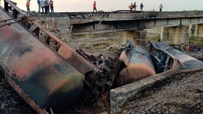 ఏపీలో పట్టాలు తప్పిన గూడ్స్ రైలు: వంతెనపై నుంచి పడిన ట్యాంకర్ బోగీలు