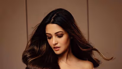 নগ্ন শরীর, গা থেকে খুলছে শিফনের পোশাক, বক্ষযুগল সামলে হাইভোল্টেজে শিহরণ মুনমুন কন্যা রিয়ার