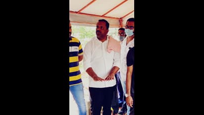 COVID19ನಿಂದ ಮೃತ ವ್ಯಕ್ತಿಯ ಅಂತ್ಯಸಂಸ್ಕಾರಕ್ಕೆ ಹಾರೆ ಹಿಡಿದು ಗುಂಡಿ ತೋಡಿದ ಶಾಸಕ