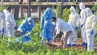 പിപിഇ കിറ്റ് പോലും ധരിച്ചില്ല; കൊവിഡ് ബാധിച്ച് മരിച്ചയാളുടെ സംസ്കാര ചടങ്ങില് പങ്കെടുത്ത് കര്ണാടക എംഎല്എ