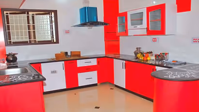 Vastu Tips: కిచెన్ లో ఈ పొరపాట్లు చేయకండి..!