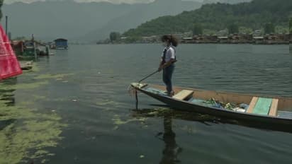 ಹೈದರಾಬಾದ್ ಪಠ್ಯ ಪುಸ್ತಕ ಸೇರಿದ ದಾಲ್ ಸರೋವರ ಶುಚಿ ಮಾಡಿದ ಬಾಲಕಿ!