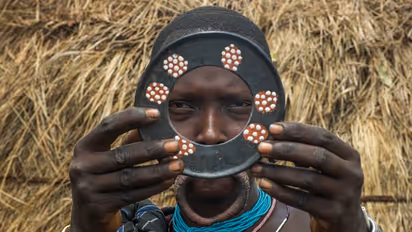 ലിപ് പ്ലേറ്റുകള്‍, മുഖത്ത് ചായം, വ്യത്യസ്‍തമായ ജീവിതരീതി പിന്തുടരുന്ന സമൂഹം; കാണാം ചിത്രങ്ങള്‍