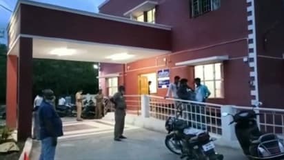 காவல் நிலையத்தை கதிகலங்கவைத்த போதை ஆசாமிகள்..!! தலையில் கைவைத்து அமர்ந்த போலீசார்..!!