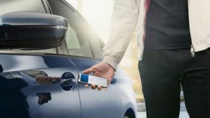 കാര് ലോക്ക് ചെയ്യാന് ഇനി ഫോണും വാച്ചും മതി!