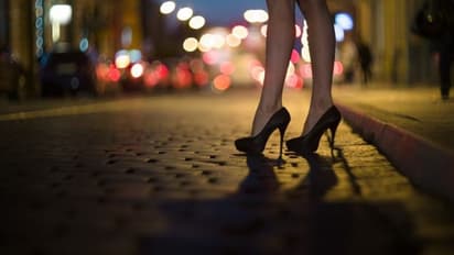 ಕೋಟಿ ಕೋಟಿ ಡಿಫಾಸಿಟ್ ಮಾಡಿದ್ದ 73ರ ಅಜ್ಜನ ಬುಟ್ಟಿಗೆ ಹಾಕ್ಕೊಂಡ ಬ್ಯಾಂಕ್ ಆಂಟಿ!