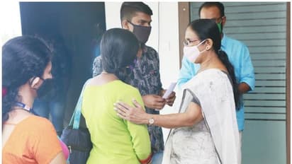 കൊവിഡ് പ്രതിരോധ പ്രവര്‍ത്തനത്തിനിടെ മരിച്ച ആരോഗ്യപ്രവര്‍ത്തകയുടെ കുടുംബത്തിന് 50ലക്ഷം ഇന്‍ഷുറന്‍സ് തുക ലഭിച്ചു