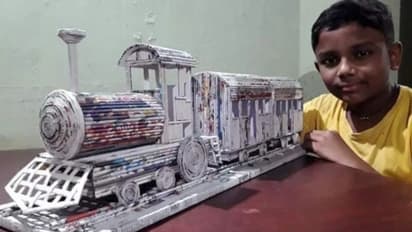 33 ന്യൂസ് പേപ്പറുകൾ, മൂന്ന് ദിവസം; തീവണ്ടിയുടെ മാതൃകയുമായി പന്ത്രണ്ടുകാരൻ, പ്രശംസിച്ച് റെയിൽവേ