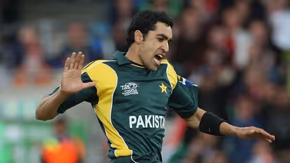 క్రికెట్ కు గుడ్ బై: కంట తడి పెట్టిన పాకిస్తాన్ ఫాస్ట్ బౌలర్ ఉమర్ గుల్