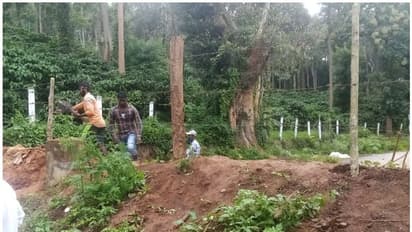 വഴി അടച്ച് കര്ണ്ണാടക; വയനാട് - കുടക് അതിര്ത്തി അടയ്ക്കാനായിട്ട മണ്ണിന് മുകളില് മുള്ച്ചെടിയും കമ്പിവേലിയും