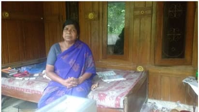 പ്ലസ് ടു അധ്യാപകനായ മകന് വീട് പൂട്ടി പോയി; വീട്ടുവരാന്തയില് ജീവിതം തള്ളിനീക്കി അമ്മ