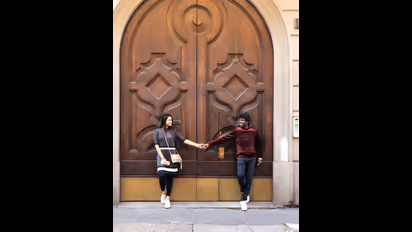 வெளிநாட்டில் ரொமான்டிக் ஜோடியாக வளம் வந்த அட்லீ - பிரியா! போட்டோ கேலரி!