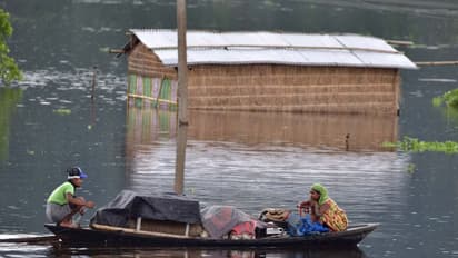 বিপদসীমার ওপর দিয়ে বইছে ব্রহ্মপুত্র, করোনা আবহে অসমে বন্যা দুর্গত আড়াই লক্ষ মানুষ