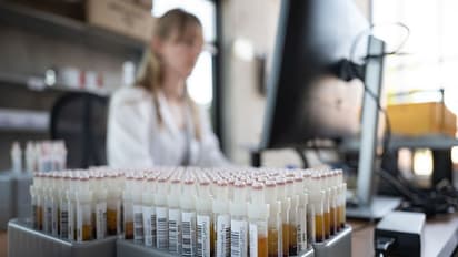 முன்னணி நடிகரிடம் பணிபுரிபவர்களுக்கு கொரோனா தொற்று உறுதி..! அம்மாவிற்கும் டெஸ்ட்... அவரே வெளியிட்ட தகவல்..!