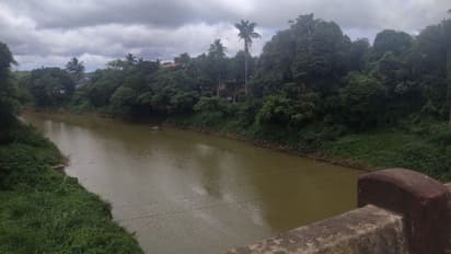കബനി നദിയില് സര്ക്കാര്വക മണല്ക്കടത്തെന്ന് ആരോപണം; നടപടികള് പാലിച്ച് ചെളി കോരിമാറ്റുകയാണെന്ന് പഞ്ചായത്ത്