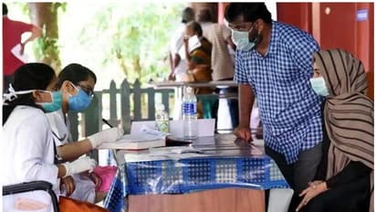 ഗുരുതരാവസ്ഥയില്ലാത്ത കൊവിഡ് രോഗികള്ക്ക് വീട്ടിൽ ചികിത്സ, സാധ്യതകൾ തേടി സർക്കാർ