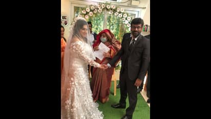 படுக்கையறையில் கணவருக்கு லிப்லாக்... முத்த போட்டோவிற்கு புதுவித விளக்கம் கொடுத்த வனிதா...!