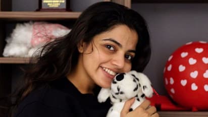 'കോഴിക്കില്ലാത്ത പരിഗണന പശുവിന് എന്തിന്'; സംരക്ഷിക്കാനെങ്കില്‍ ഒന്നിനെയും വെട്ടരുത് : നിഖില വിമല്‍