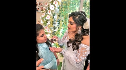 பிக்பாஸ் வனிதாவின் அடங்காத அட்ராசிட்டி... தொடர் முத்த போட்டோ...!