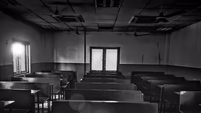 35 ரூபாய் காணும்... சத்தியம் செய்யச் சொல்லி மாணவர்களை கோயிலுக்கு அழைத்துச் சென்ற ஆசிரியர்!