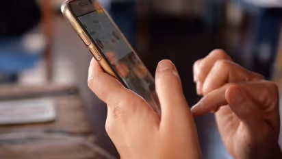 സ്ത്രീകളുടെ കൈകളില്‍ സ്മാര്‍ട്ട് ഫോണ്‍ എത്തുമ്പോള്‍...