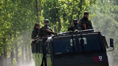 कश्मीर में कुछ होने वाला है बड़ा, खाली कराए गए स्कूल और एलपीजी का बढ़ाया जा रहा है स्टॉक