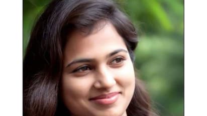 உடலோடு ஒட்டி இருக்கும் டைட் உடையில்... வேற லெவல் கவர்ச்சியை காட்டும் ரம்யா பாண்டியன்!