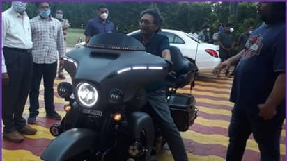 বিজেপি নেতার ছেলের ৫১ লাখের বাইক চালিয়ে বিপাকে দেশের প্রধান বিচারপতি, প্রশ্ন তুলছেন নেটিজেনরা