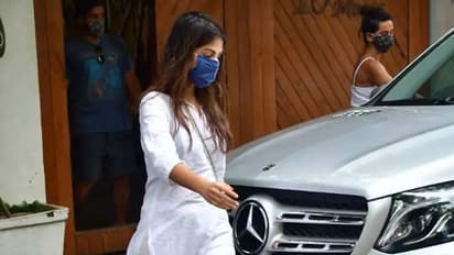 ১০ দিন পর প্রকাশ্যে এলেন রিয়া, হাজির মুম্বই ইডি অফিসে, শুরু জিজ্ঞাসাবাদ