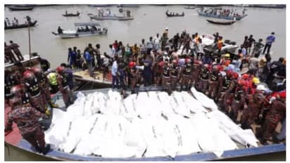 বুড়িগঙ্গায় যাত্রী নিয়ে ডুবে গেল লঞ্চ, ভয়াবহ ফেরি দুর্ঘটনায় বাংলাদেশে মৃত্যু মিছিল