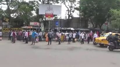 কাটছে না বেসরকারি বাসের জট, কলকাতার একাধিক এলাকায় চরম ভোগান্তিতে যাত্রীরা