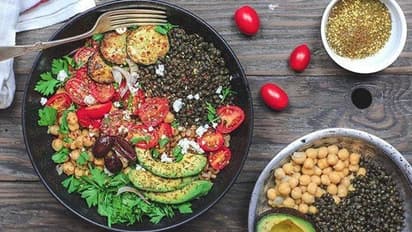 തലച്ചോറിന്റെ ആരോഗ്യം നിലനിർത്താൻ ഈ ഭക്ഷണങ്ങള് കഴിക്കാം...