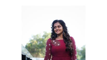 மார்டன் உடையில் கெத்தாக போஸ் கொடுத்து மனதை மயக்கும் ரம்யா நம்பீசன்... ஸ்லிம் லுக்கில் மனதை அள்ளும் போட்டோஸ்...