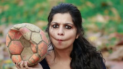 கையில் பந்தை வைத்து கியூட் ரியாக்ஷனால்... மனதை கொள்ளையடிக்கும் இந்த நாயகி யார் தெரியுமா?