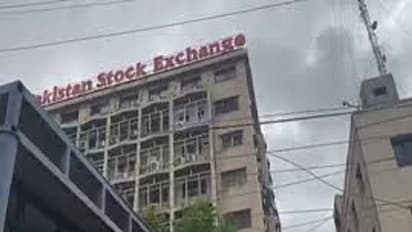 സിന്ദൂർ എഫക്റ്റ്! സ്തംഭിച്ച് പാകിസ്ഥാൻ ഓഹരി വിപണി, വ്യാപാരം ഒരു മണിക്കൂ‍ർ നിർത്തിവെച്ചു 