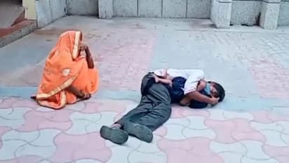 നിസഹായതയുടെ നേര്‍ചിത്രം; കുഞ്ഞിന്റെ മൃതദേഹം കെട്ടിപ്പിടിച്ച് കരയുന്ന അച്ഛന്‍...