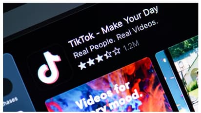 শুরু হয়ে গেল ভার্চুয়াল যুদ্ধ, গুগল প্লে স্টোর আর অ্যাপেল অ্যাপ স্টোর থেকে এবার উধাও টিক টক